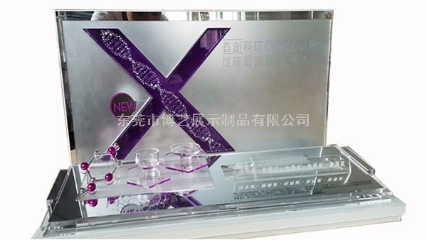 我們在定制亞克力展示架時，應(yīng)該選擇UV印刷還是絲印呢？